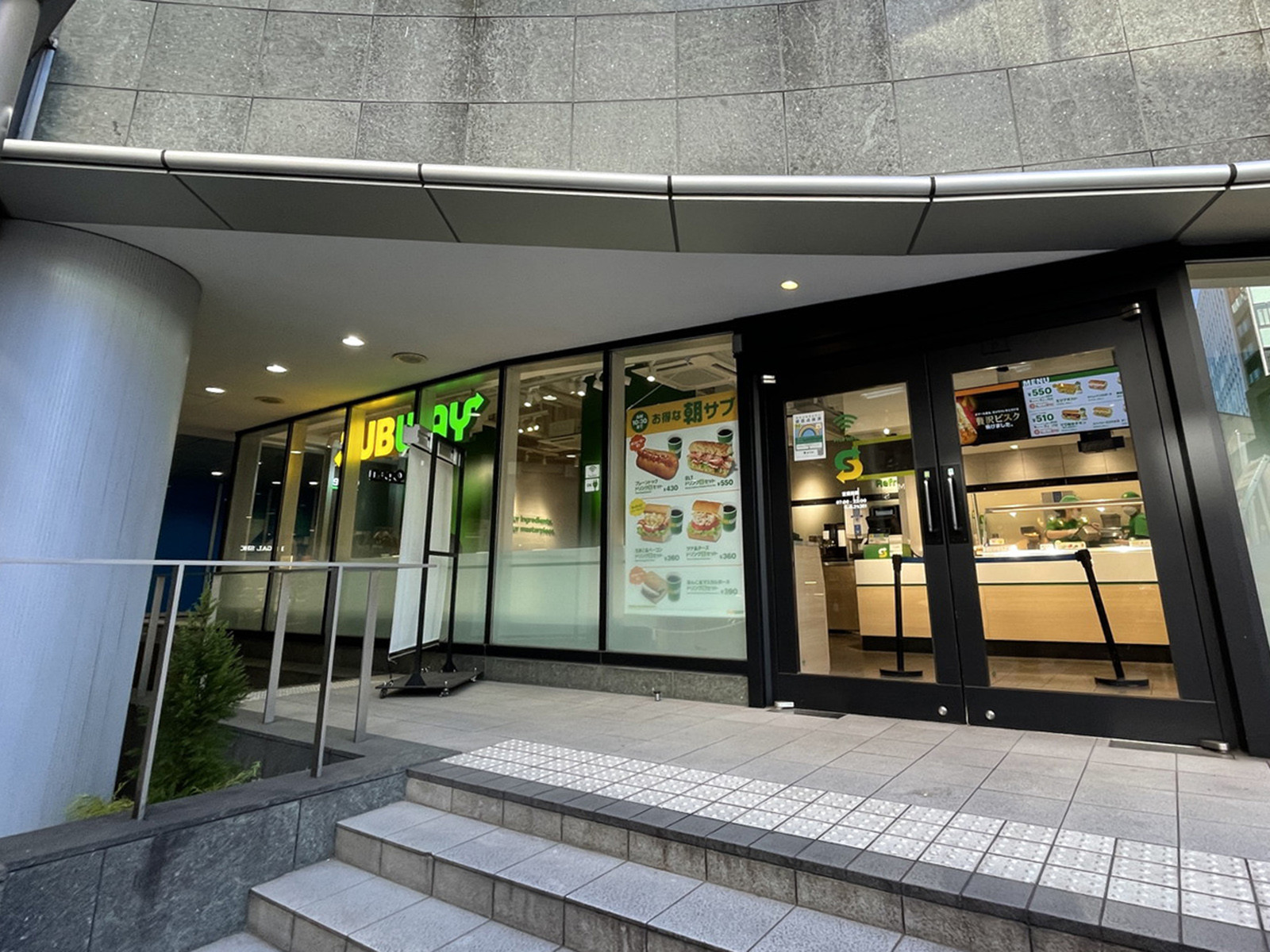 徒歩圏内には飲食店が点在