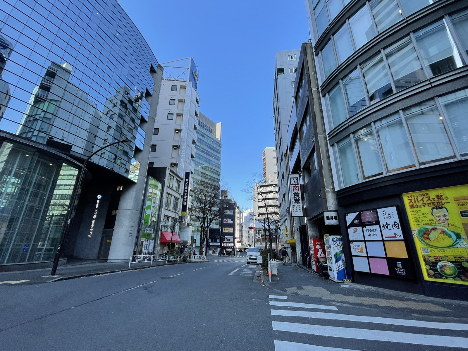 スプラインビル前面の通り