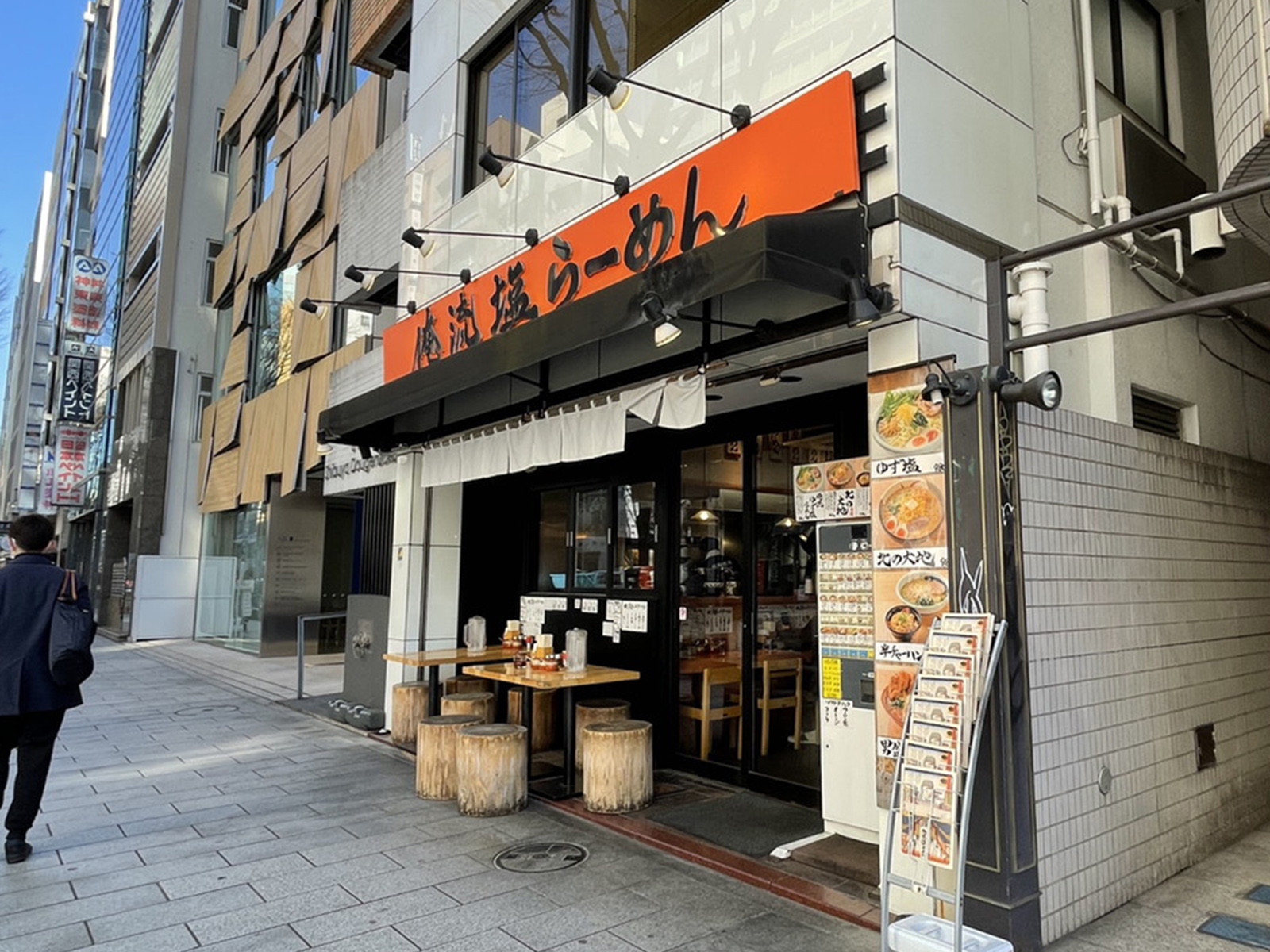 周辺には飲食店が点在