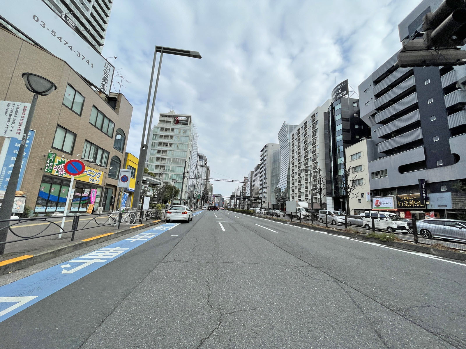 付近の新宿通り