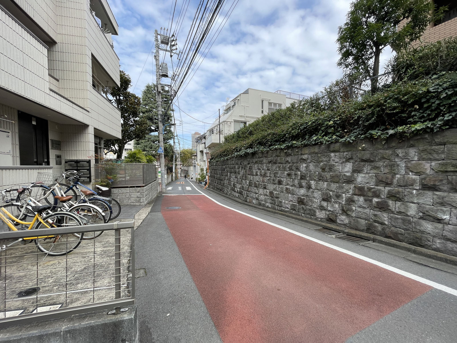 グラン四谷ビル前面の通り