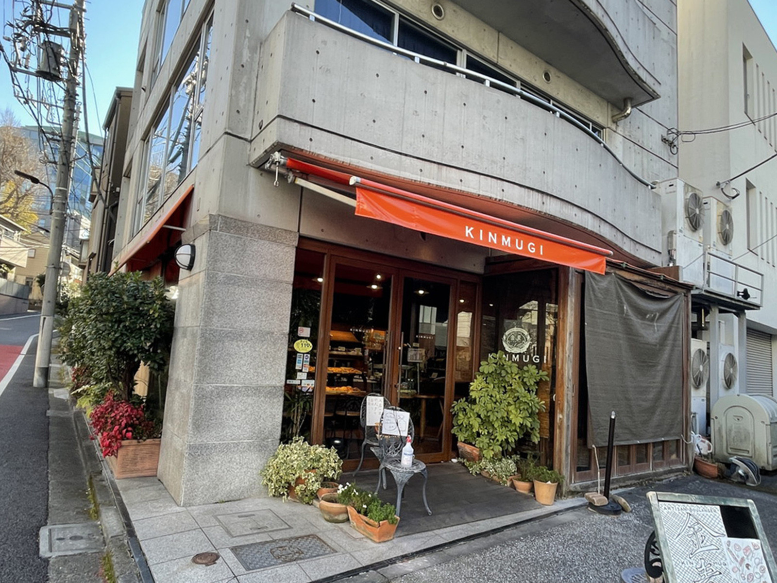 周辺には飲食店が点在