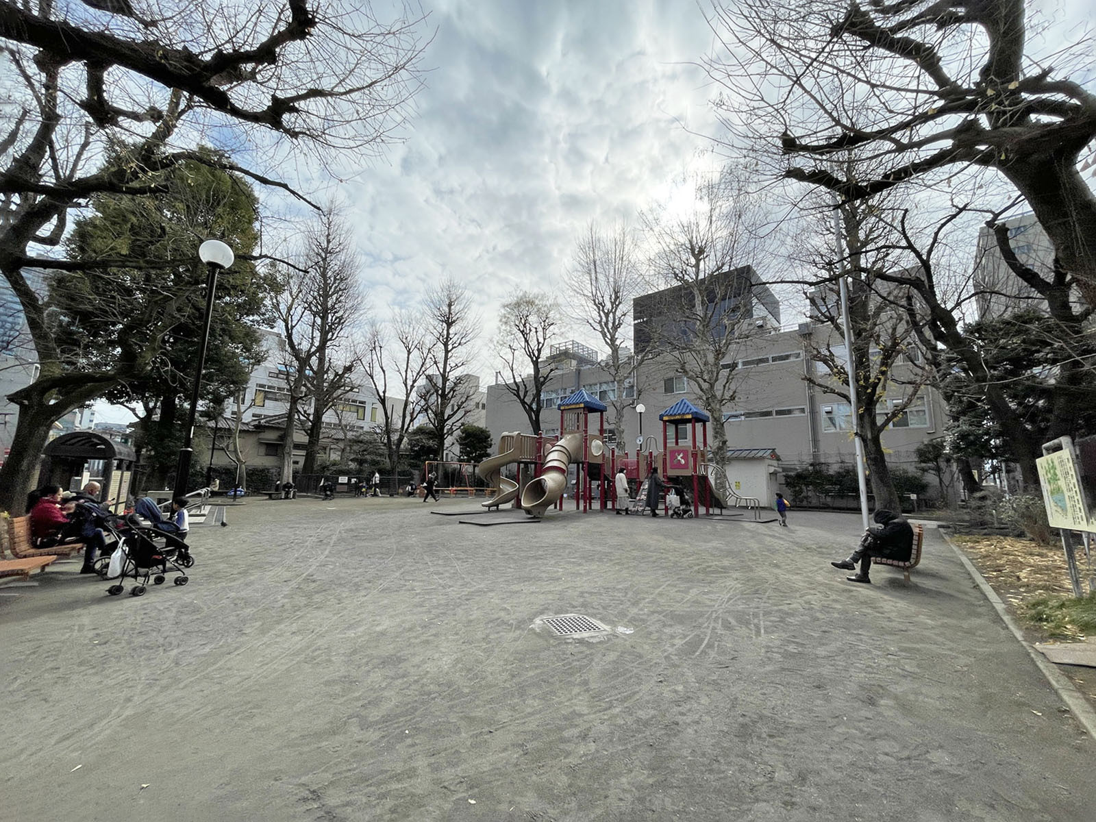 徒歩1分の新宿区立三栄公園