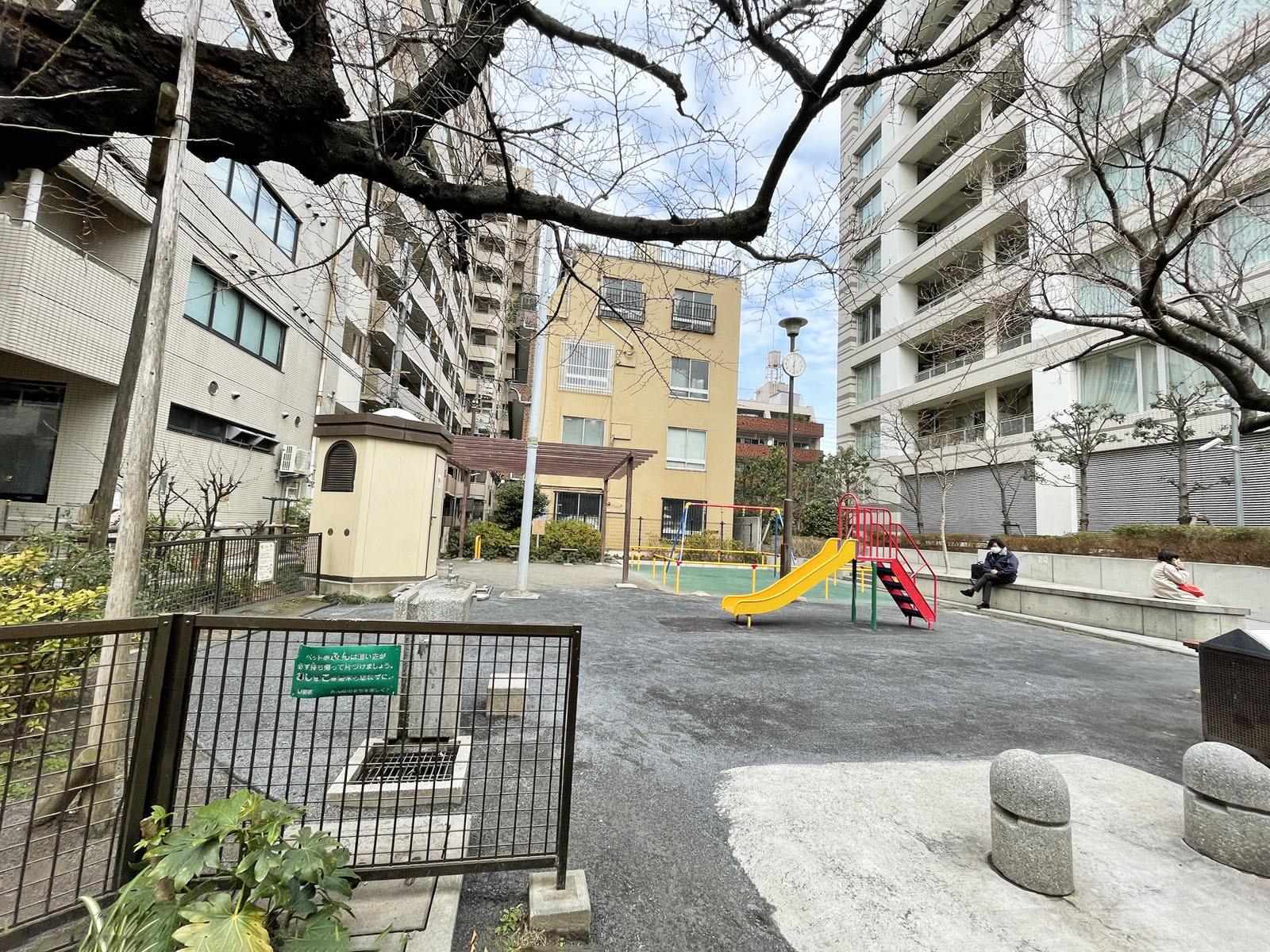 徒歩2分の新宿区立大木戸児童遊園