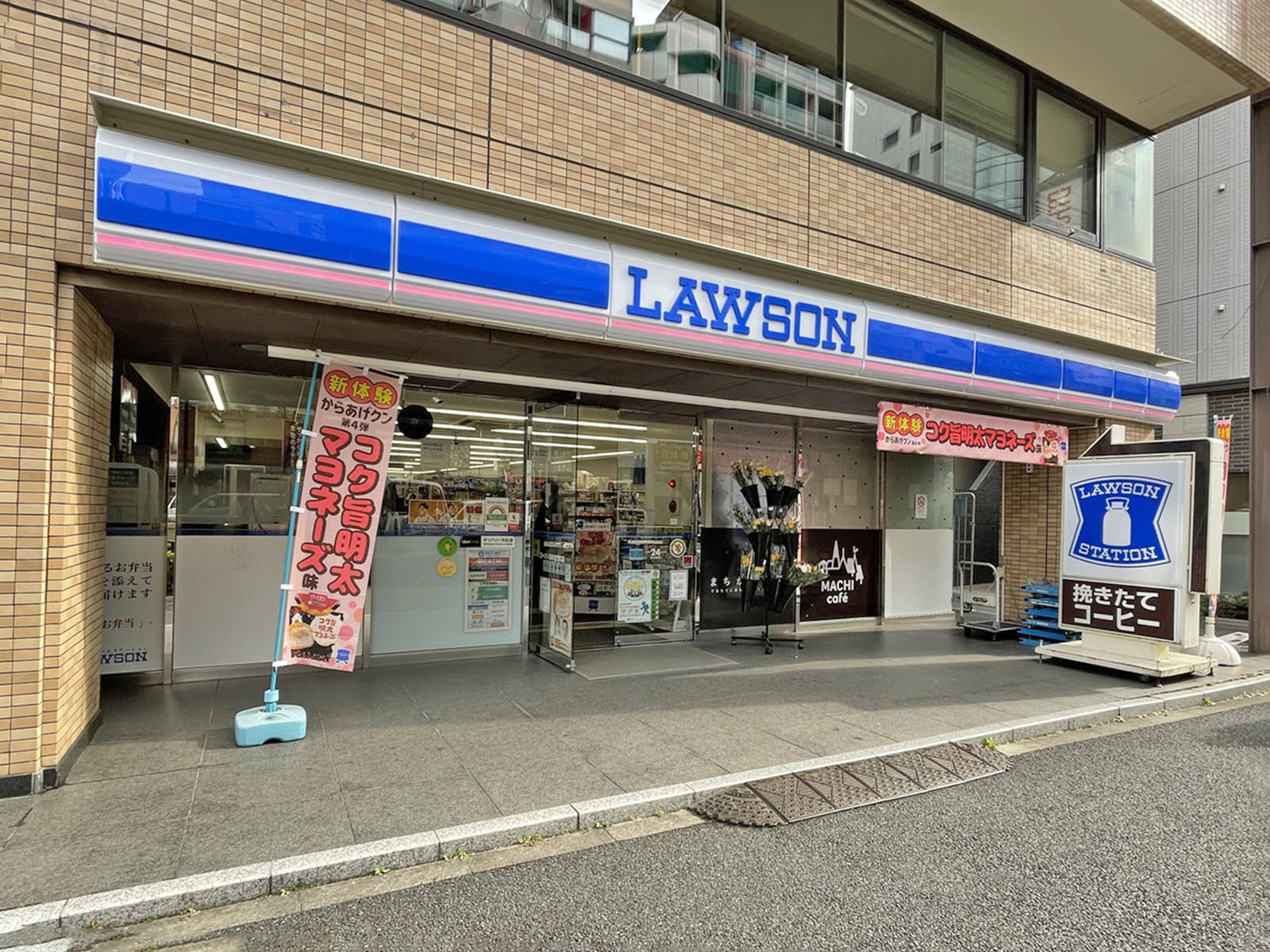 徒歩2分のローソン四谷左門町店