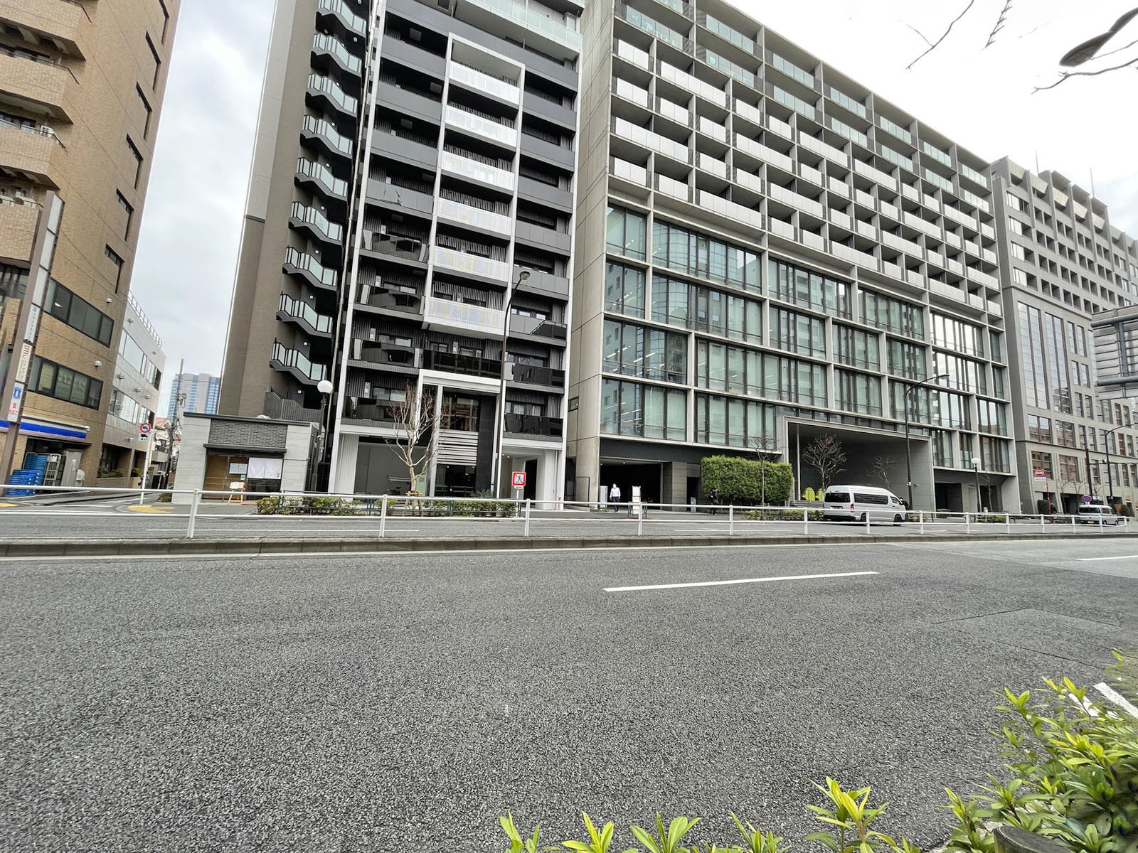 左門町パクスビル前面の通り