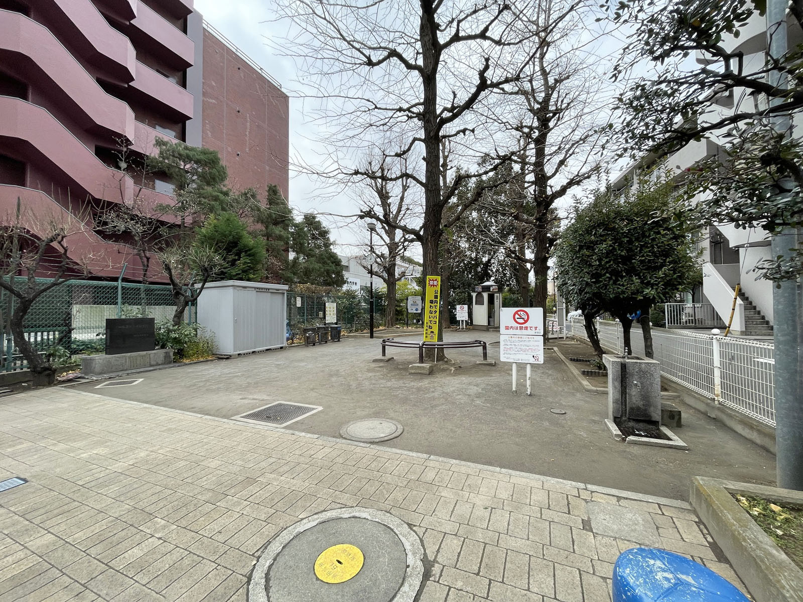 付近の新宿区立左門公園