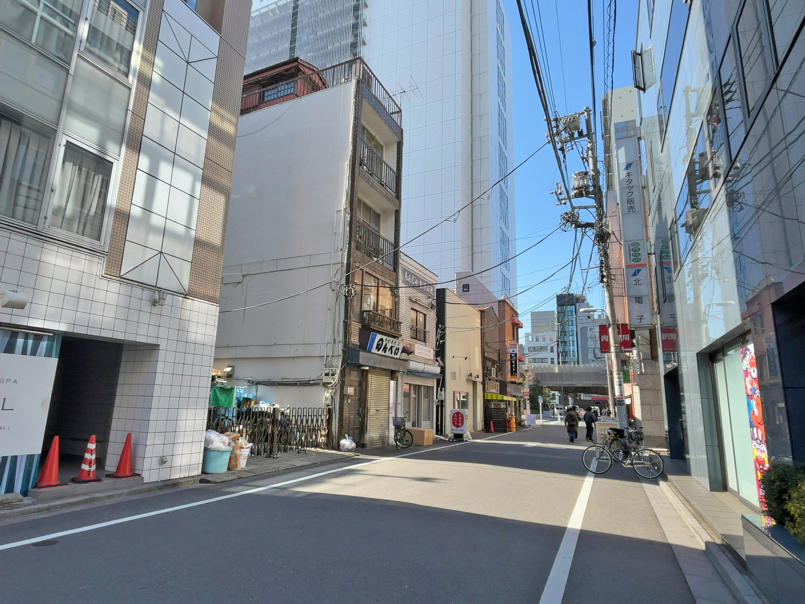 アルカディア上野ビル前面通り