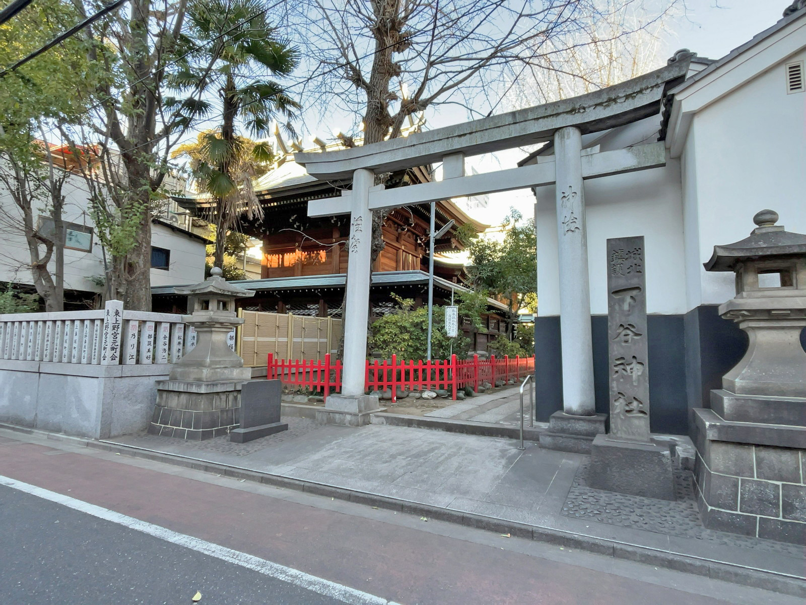 徒歩5分の下谷神社