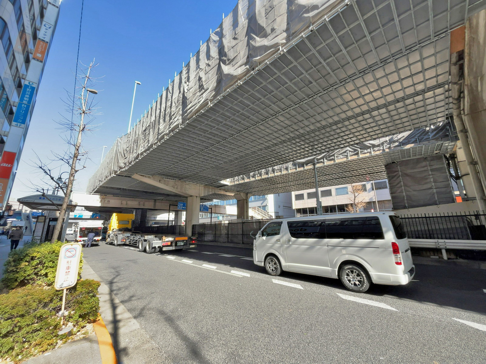 あいおい都信ビル前面の昭和通り