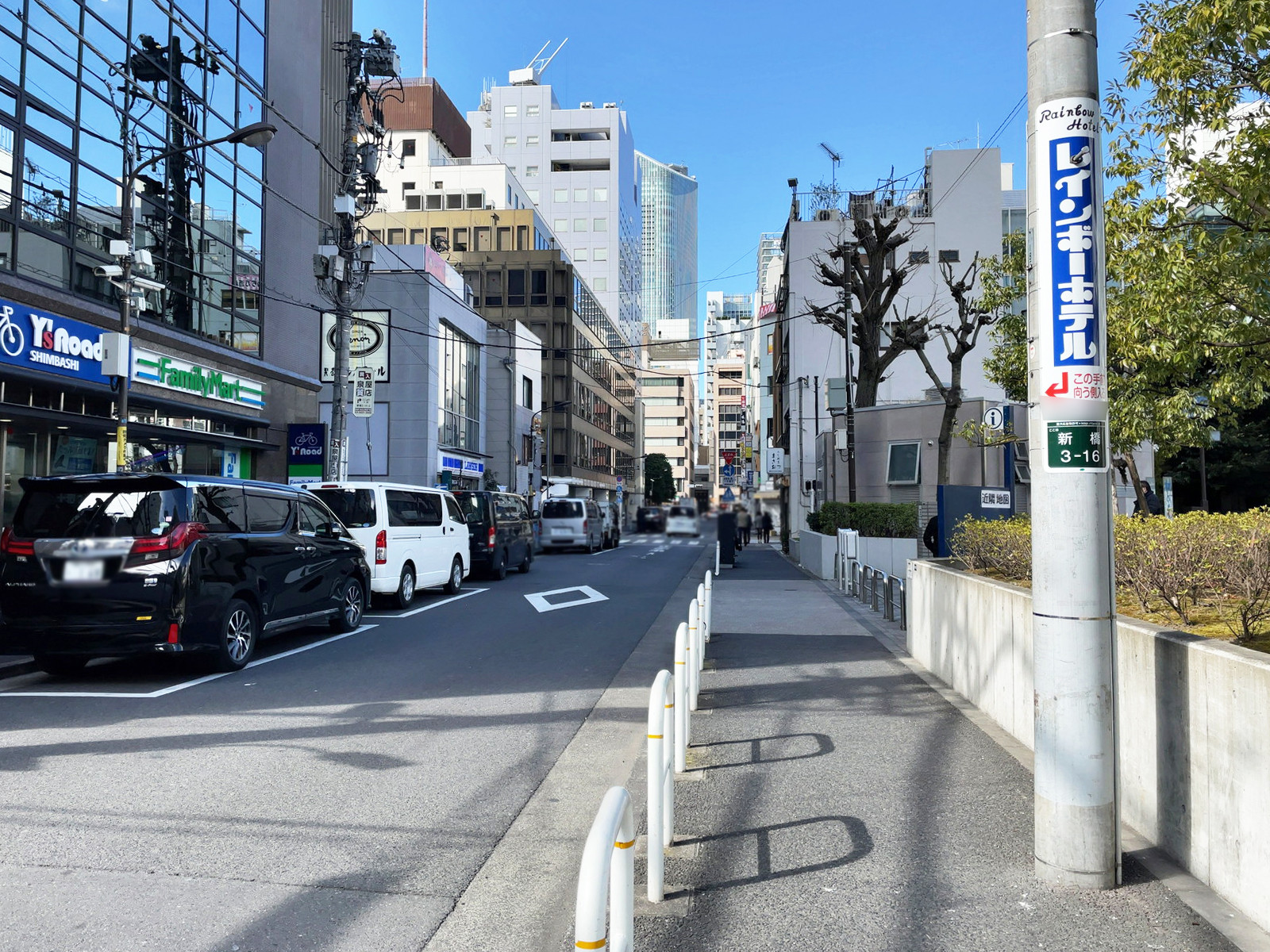 A-PLACE新橋前面の通り
