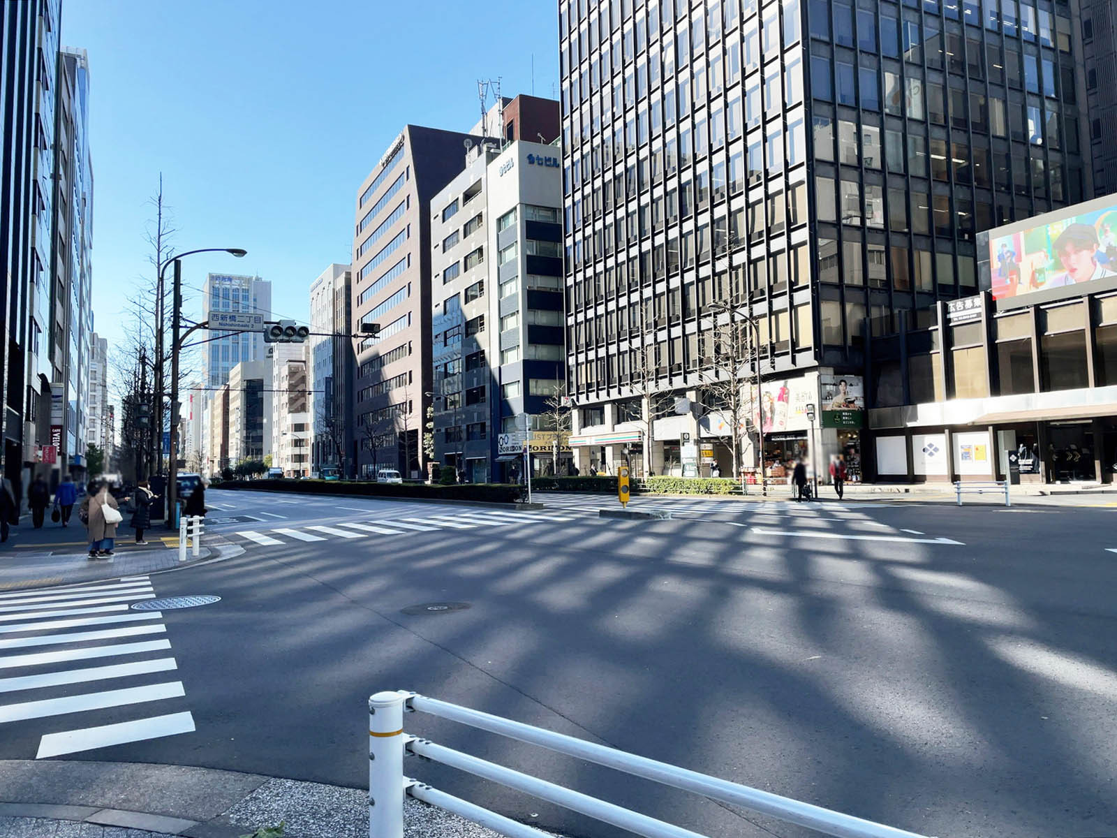 新橋27MTビル前面の日比谷通り