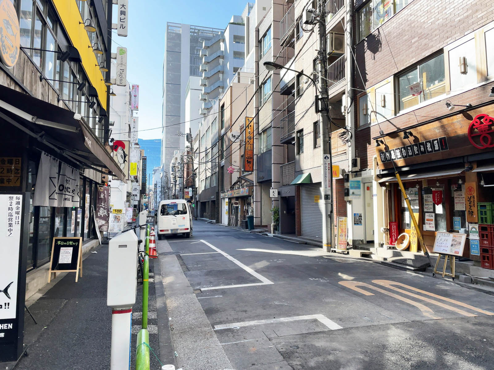 サンパウロビル前面の鳥森通り