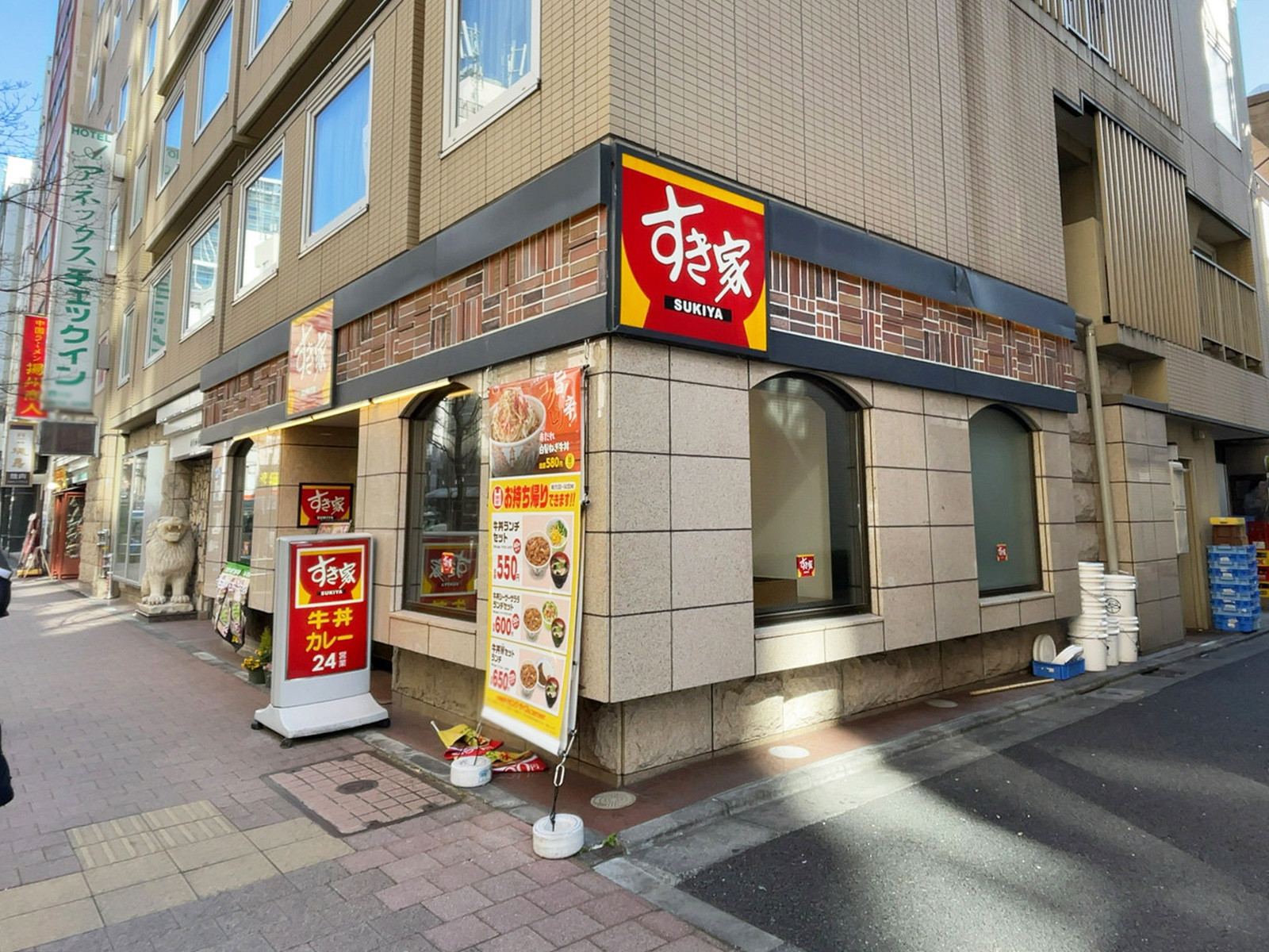 徒歩2分のすき家 新橋三丁目店