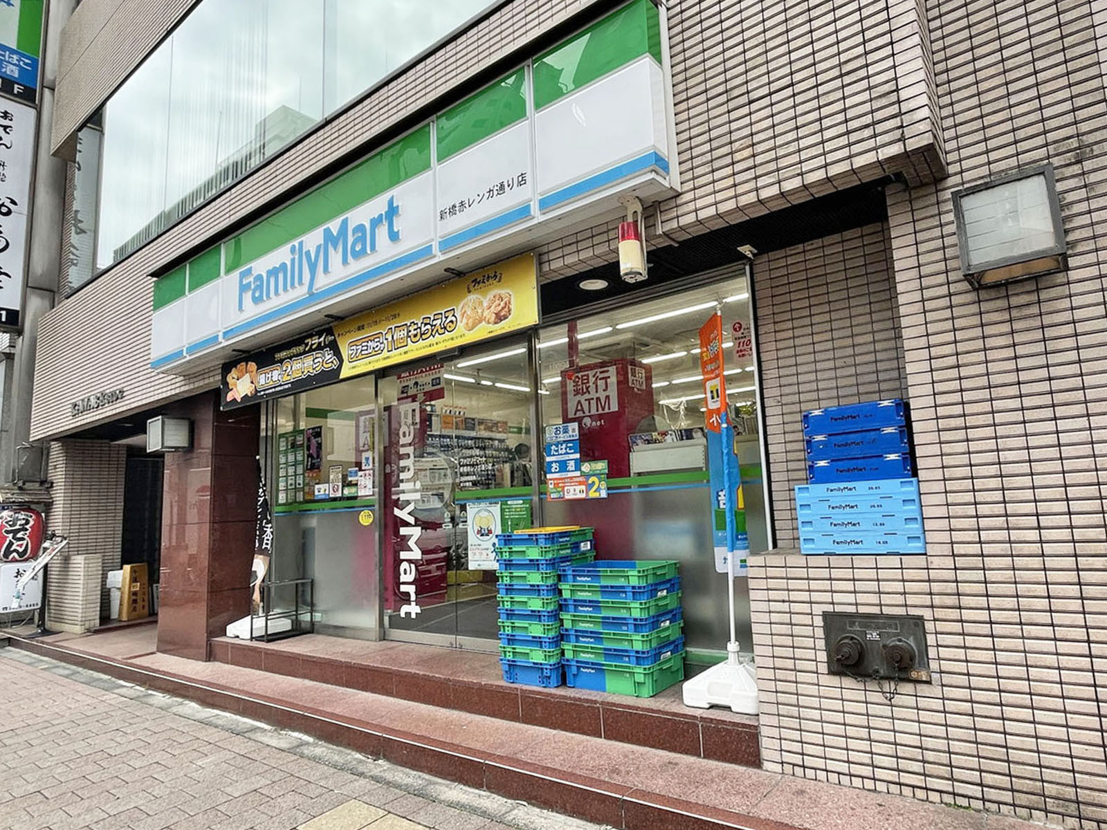 並びのファミリーマート新橋赤レンガ通り店