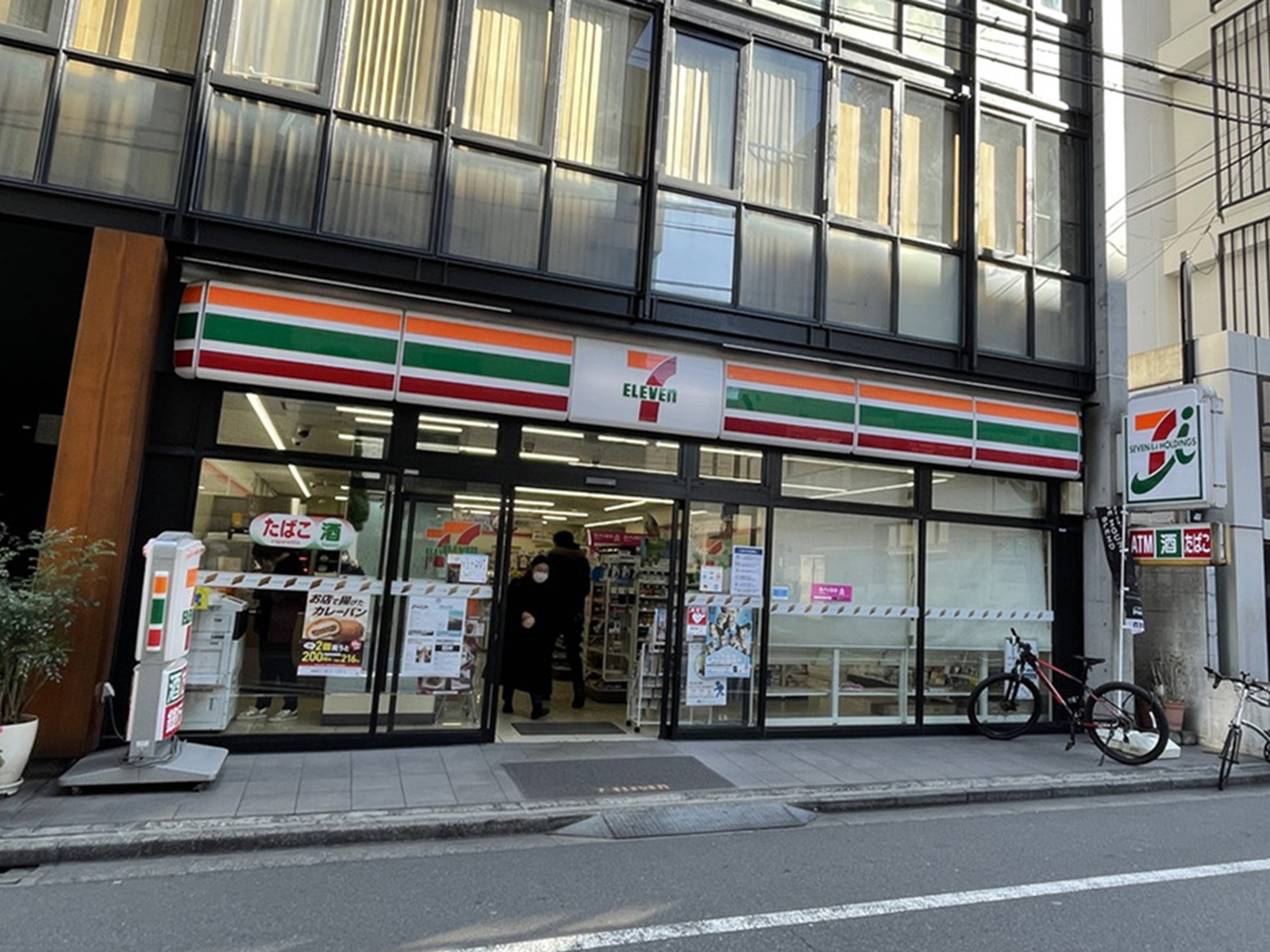並びのセブンイレブン 渋谷宇田川町北店