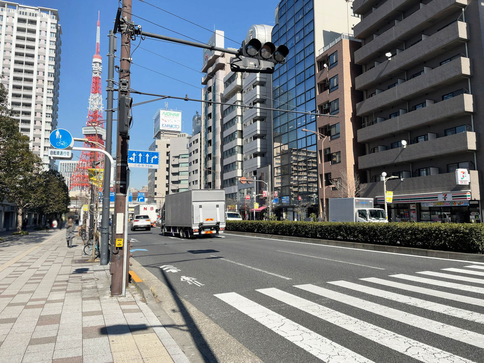 ヒキタカ芝公園ビル前面の三田通り