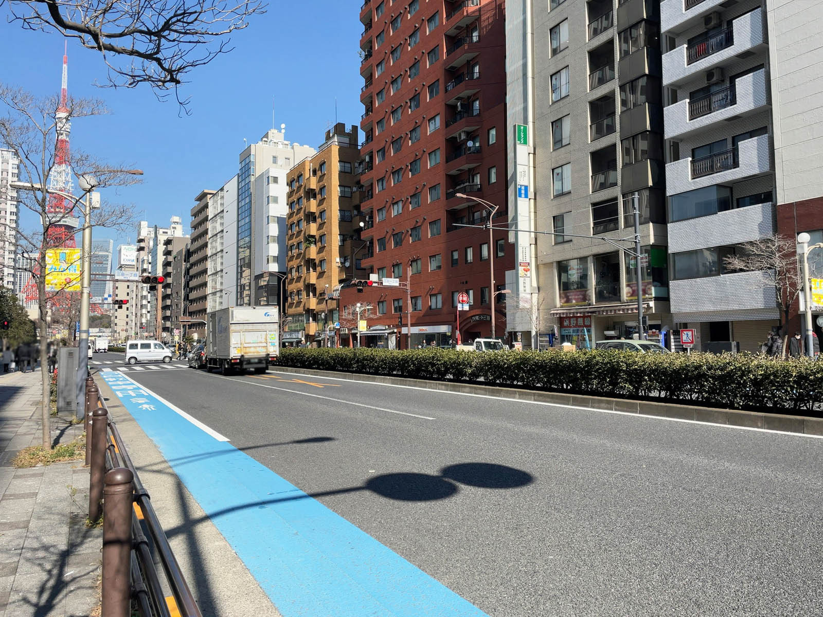寿ビル前面の桜田通り