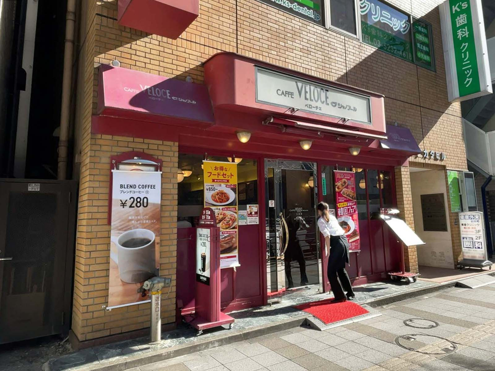 隣のカフェ・ベローチェ 三田店