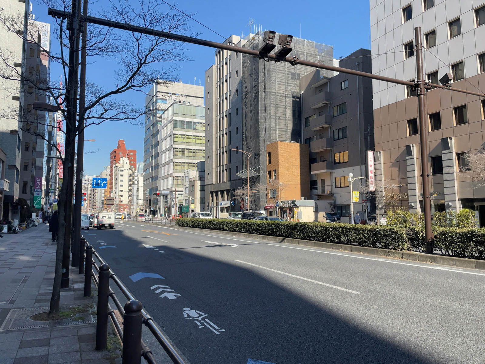いちご三田ビル前面の三田通り