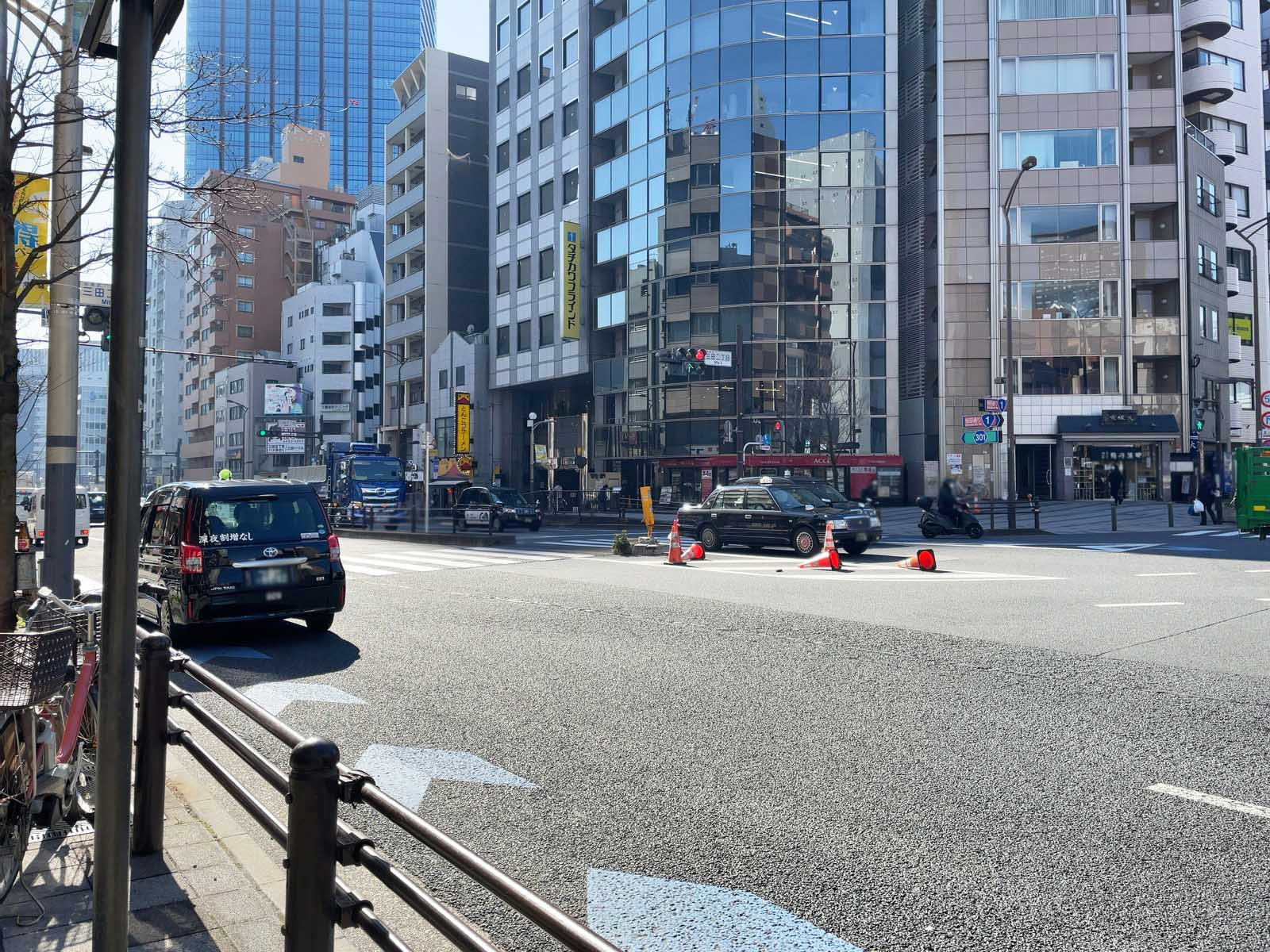 グランディックビル前面の三田通り