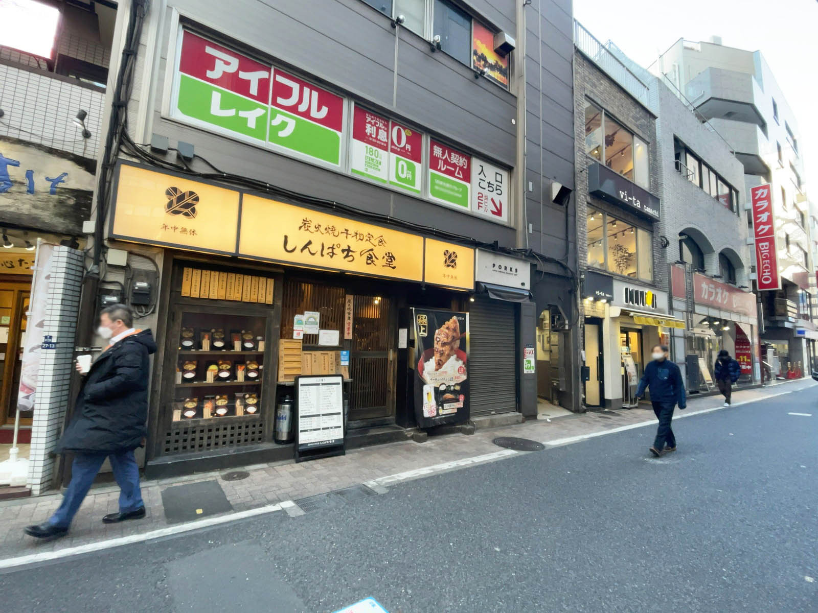 周辺は飲食店が豊富なエリア