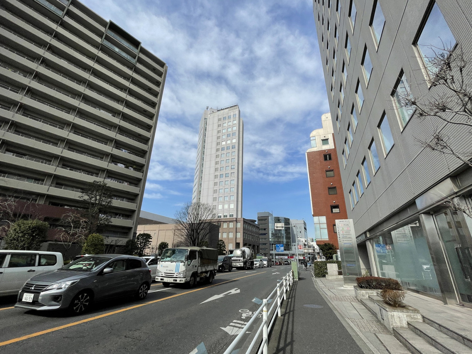 東通ビル前面の通り