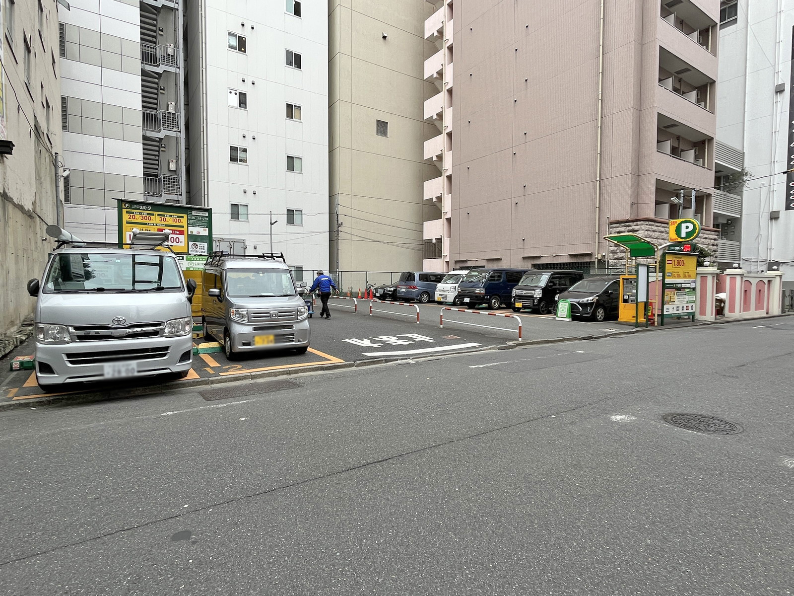 向かいのコインパーキング