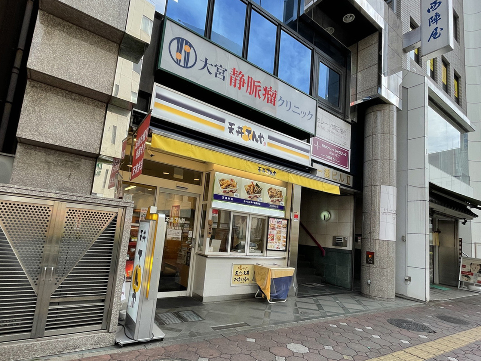 周辺には飲食店が点在