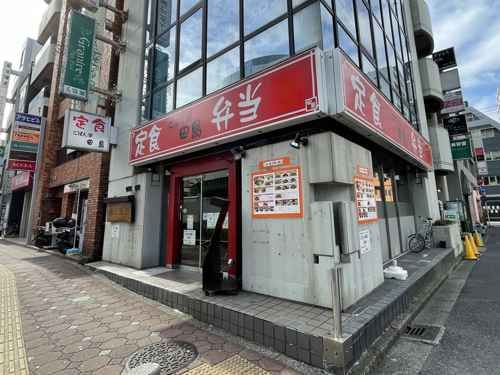 周辺には飲食店が点在