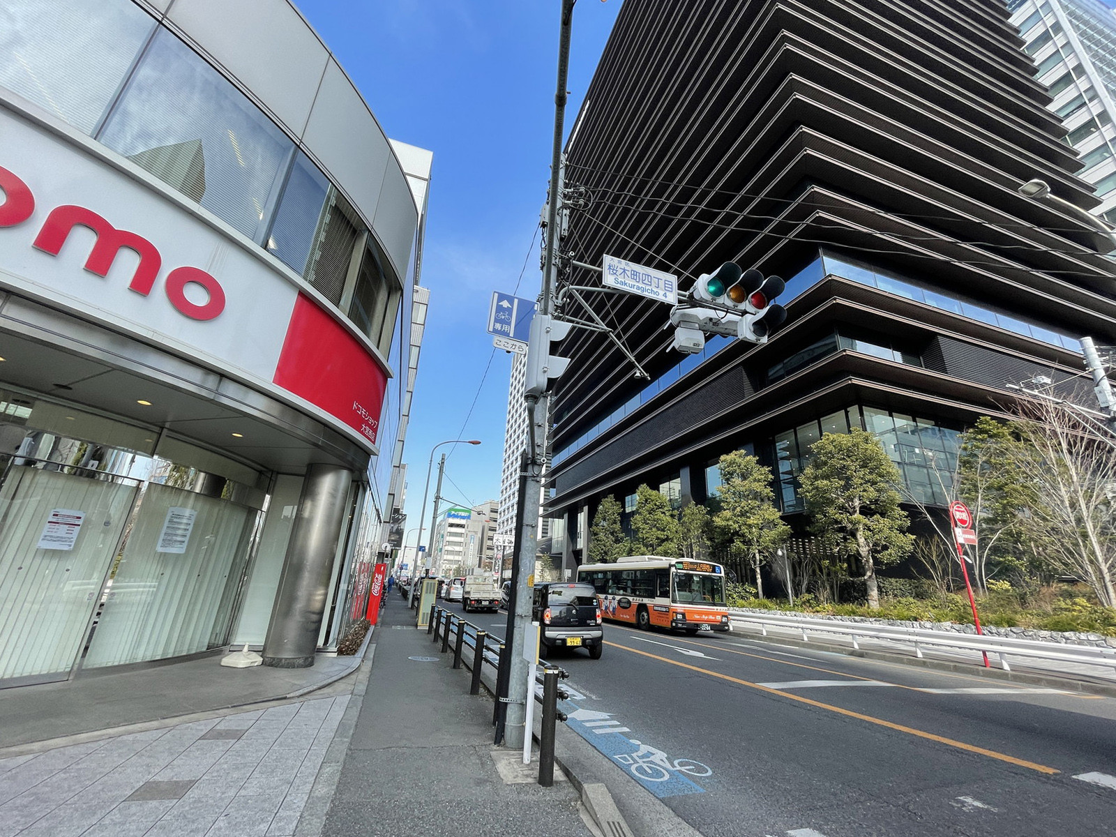 OSビル前面の通り