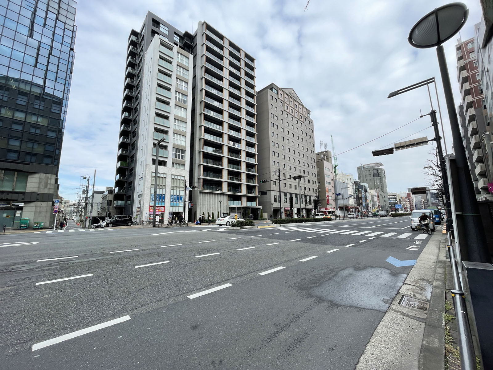 四谷国際ビル前面の通り