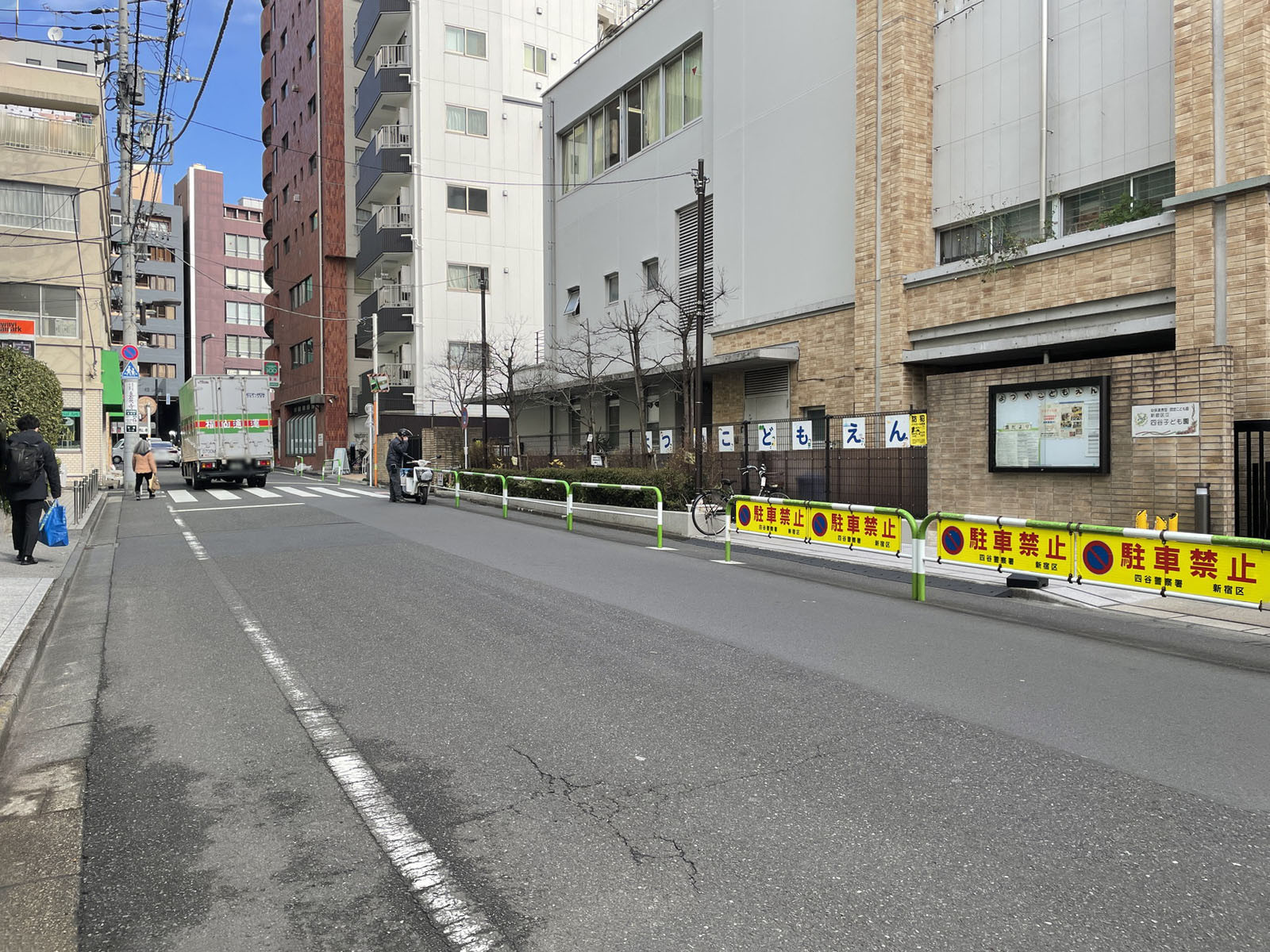 四谷弘研ビル前面の通り