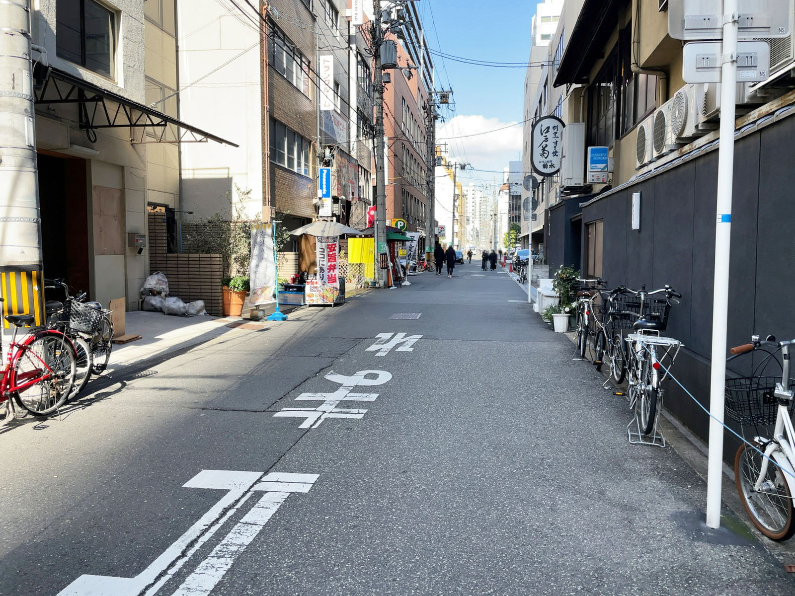 アルカスビル前面の通り