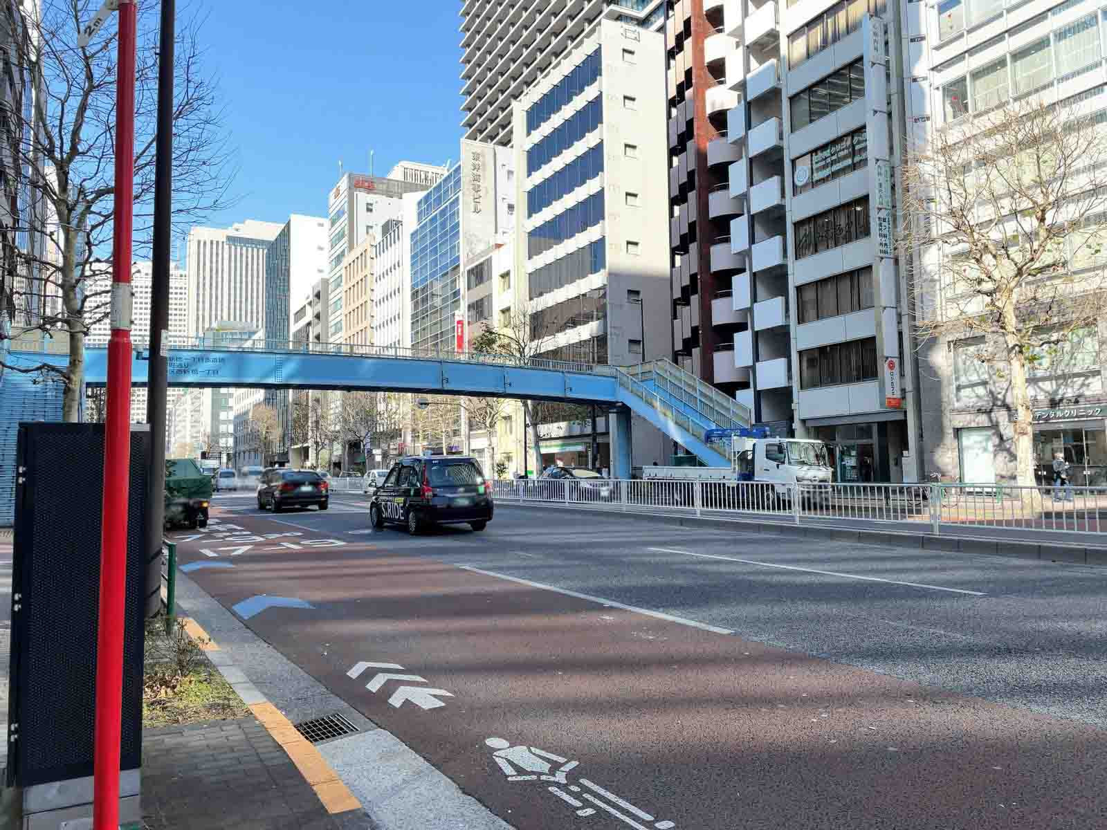 天野ビル前面の外堀通り