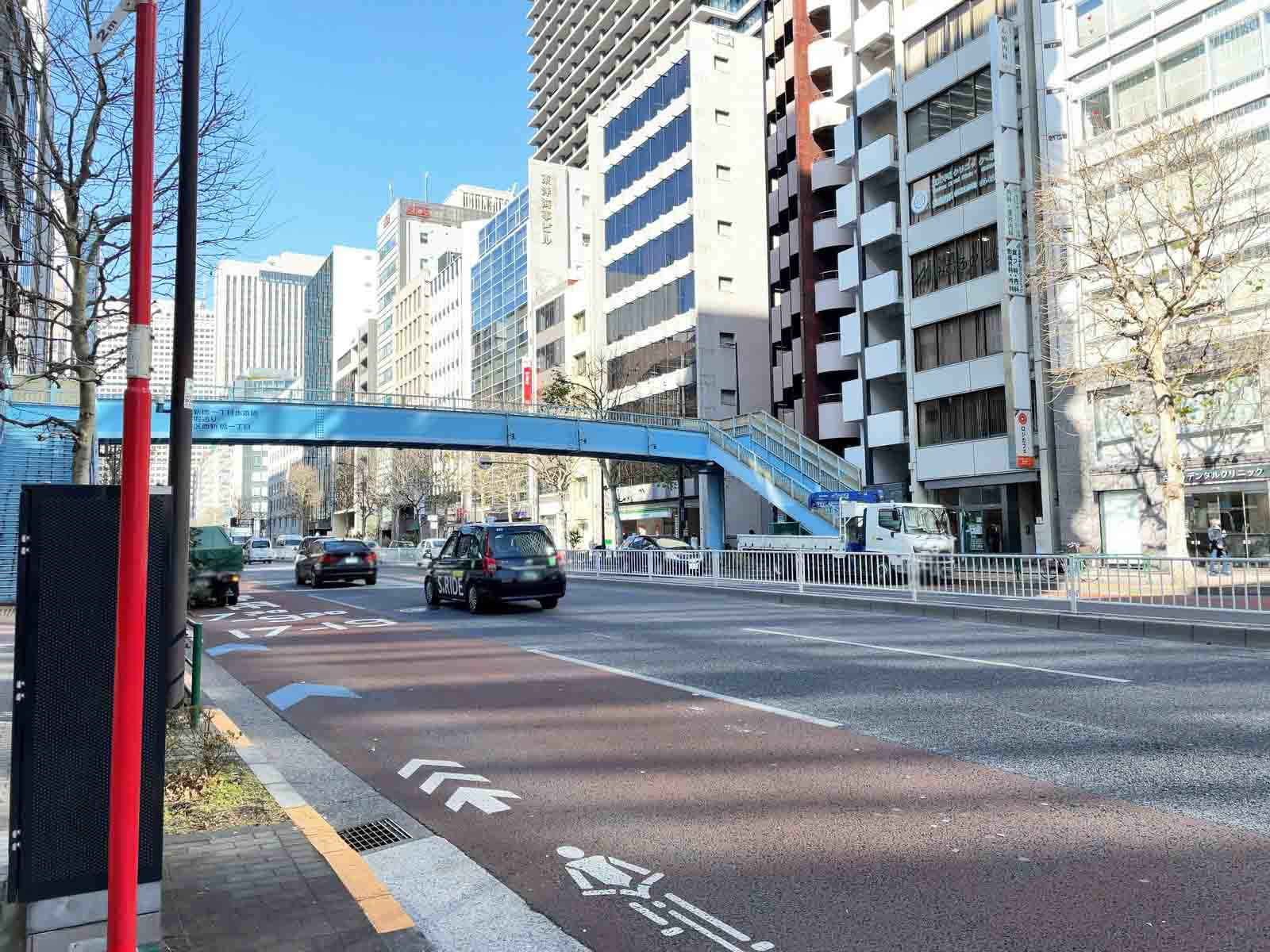 DLXビルディング前面の外堀通り