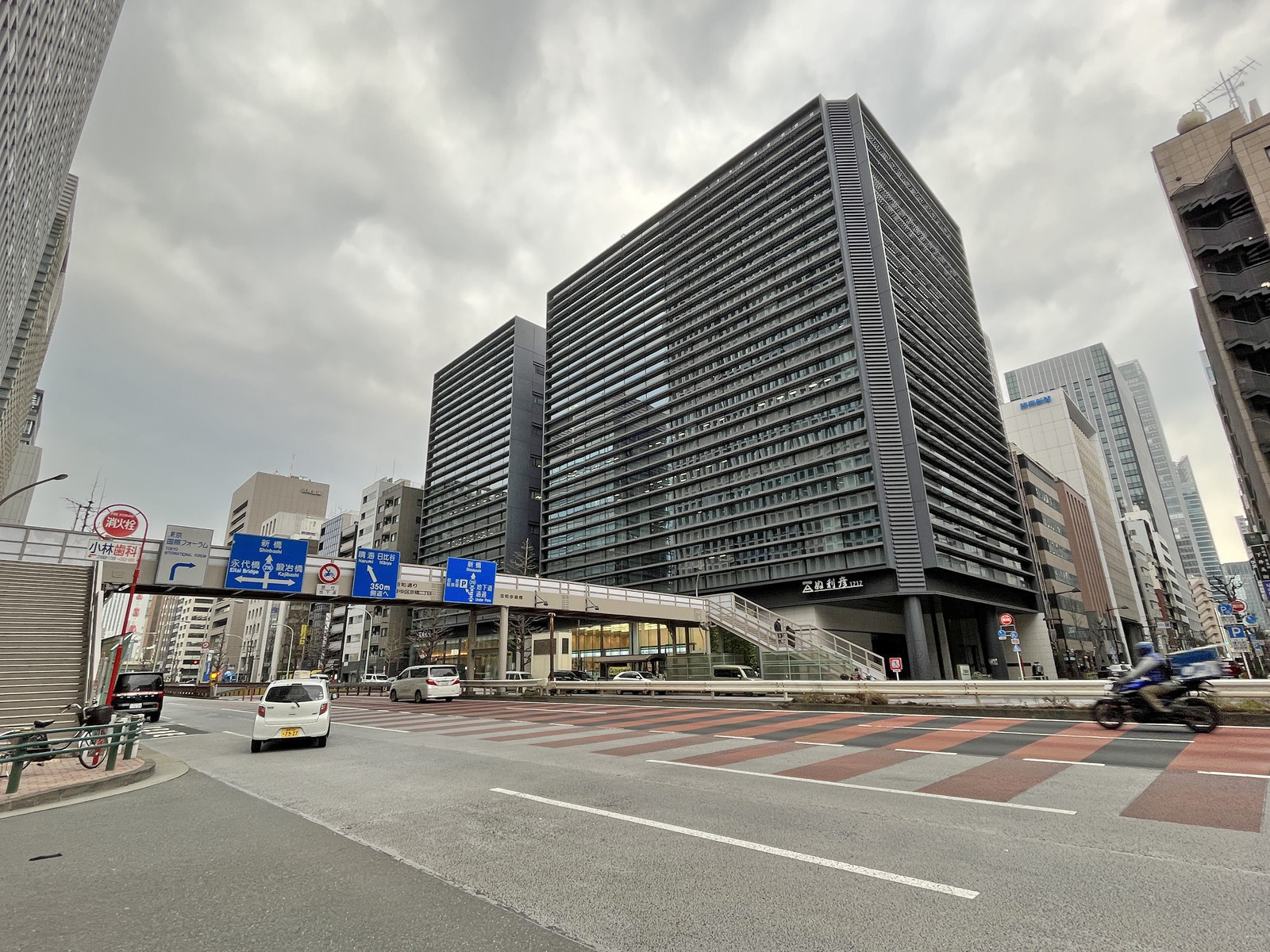 WORK VILLA KYOBASHI前面の昭和通り