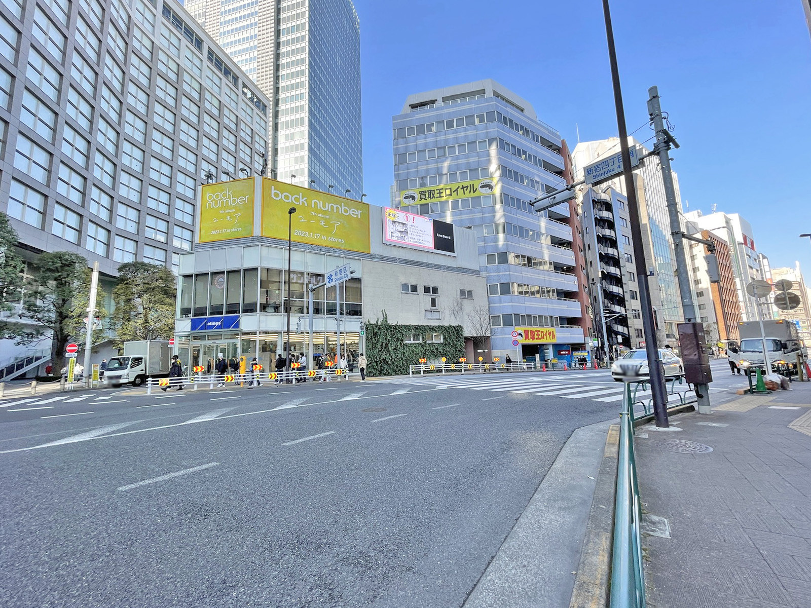 NEX新宿ビル前面の通り