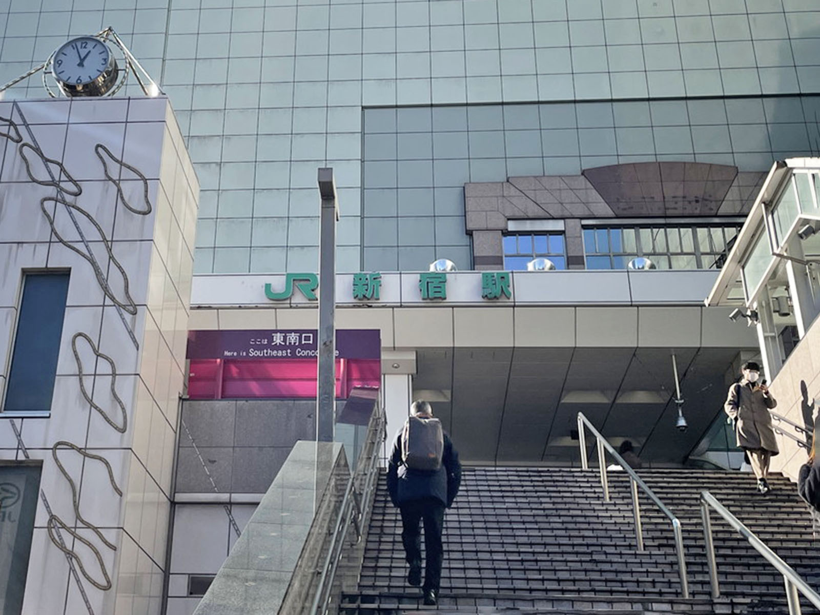 最寄りの「新宿駅」