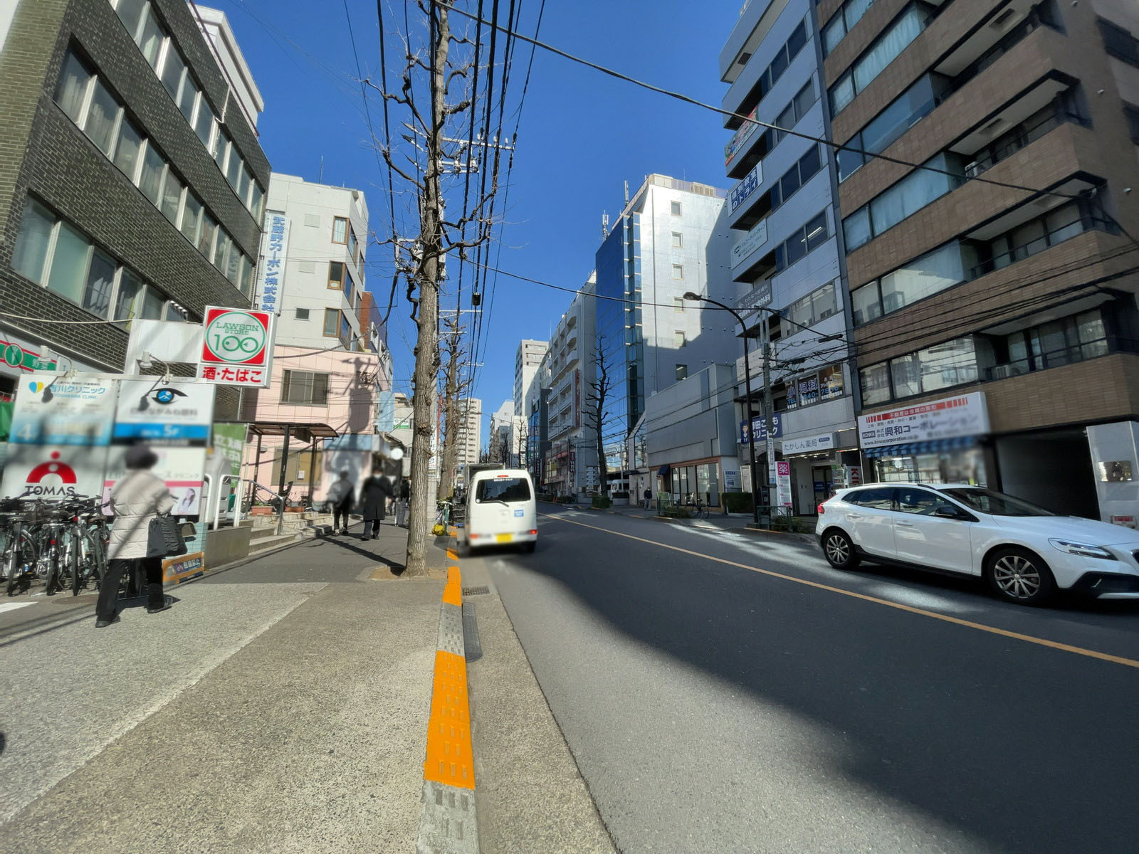 白山麻の実ビル前面の通り