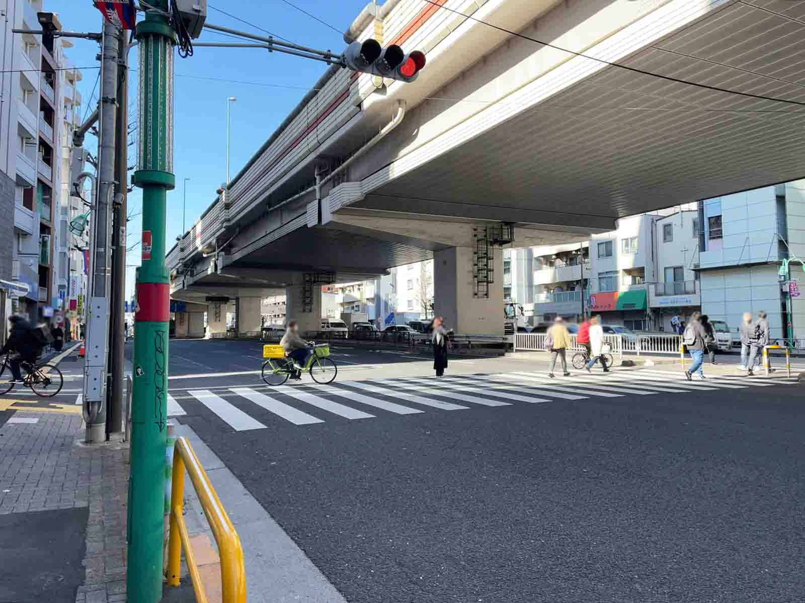 メティス笹塚ビルディング前面の甲州街道