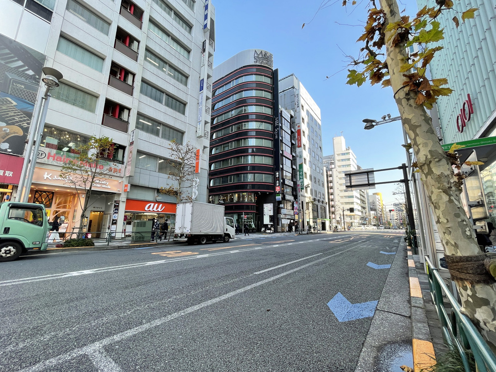 京王新宿三丁目ビル前面の通り