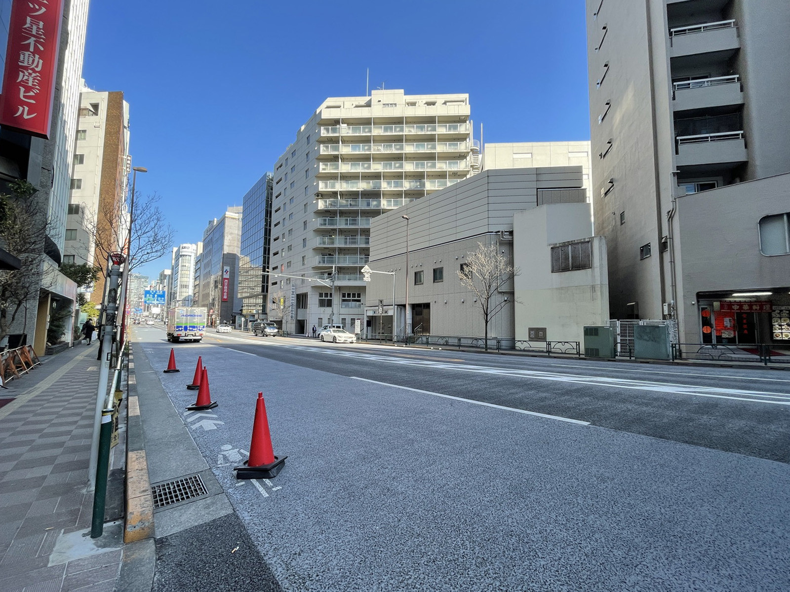新四curumuビル前面の通り