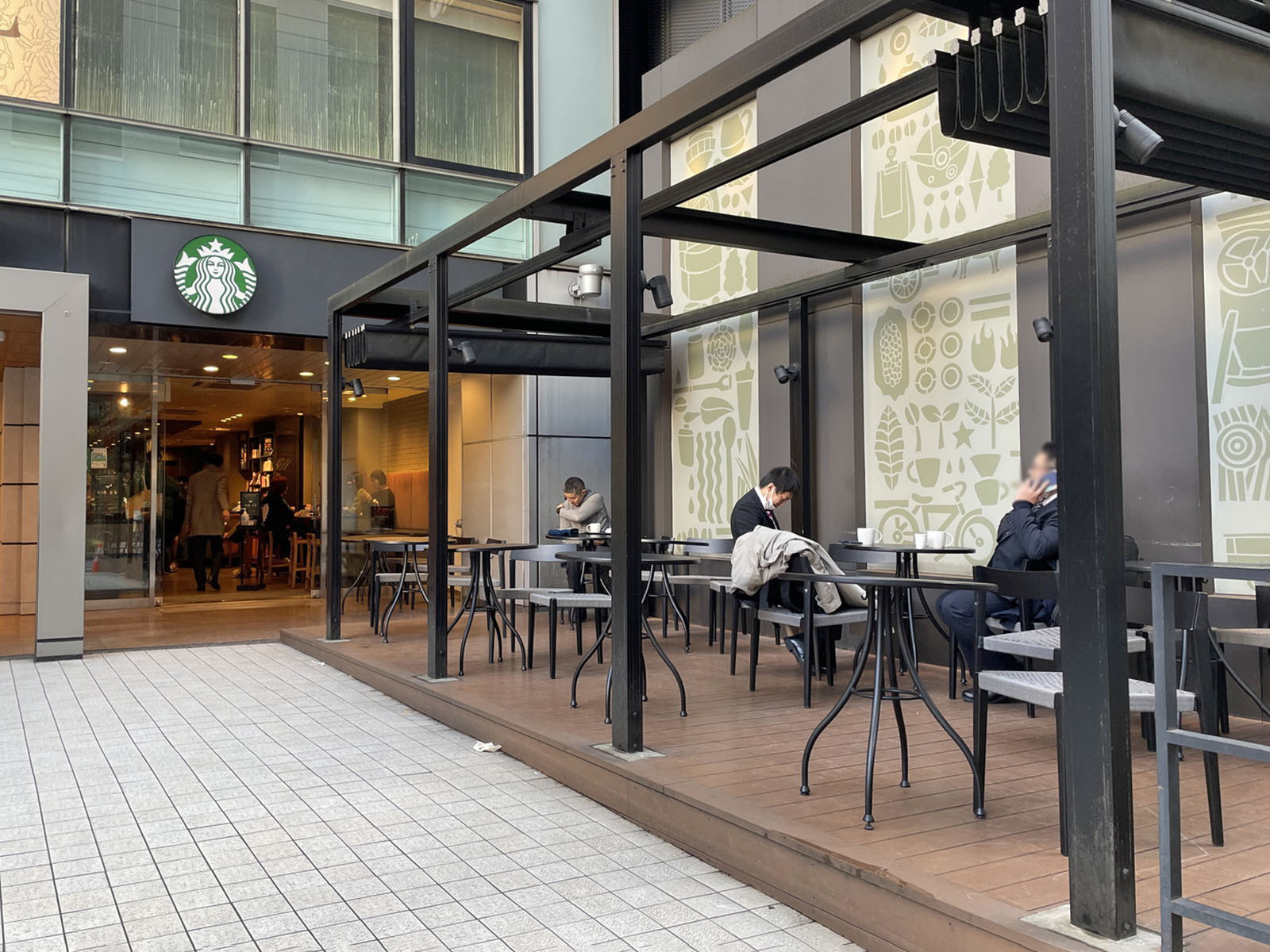 向かいのスターバックスコーヒー新宿新南口店