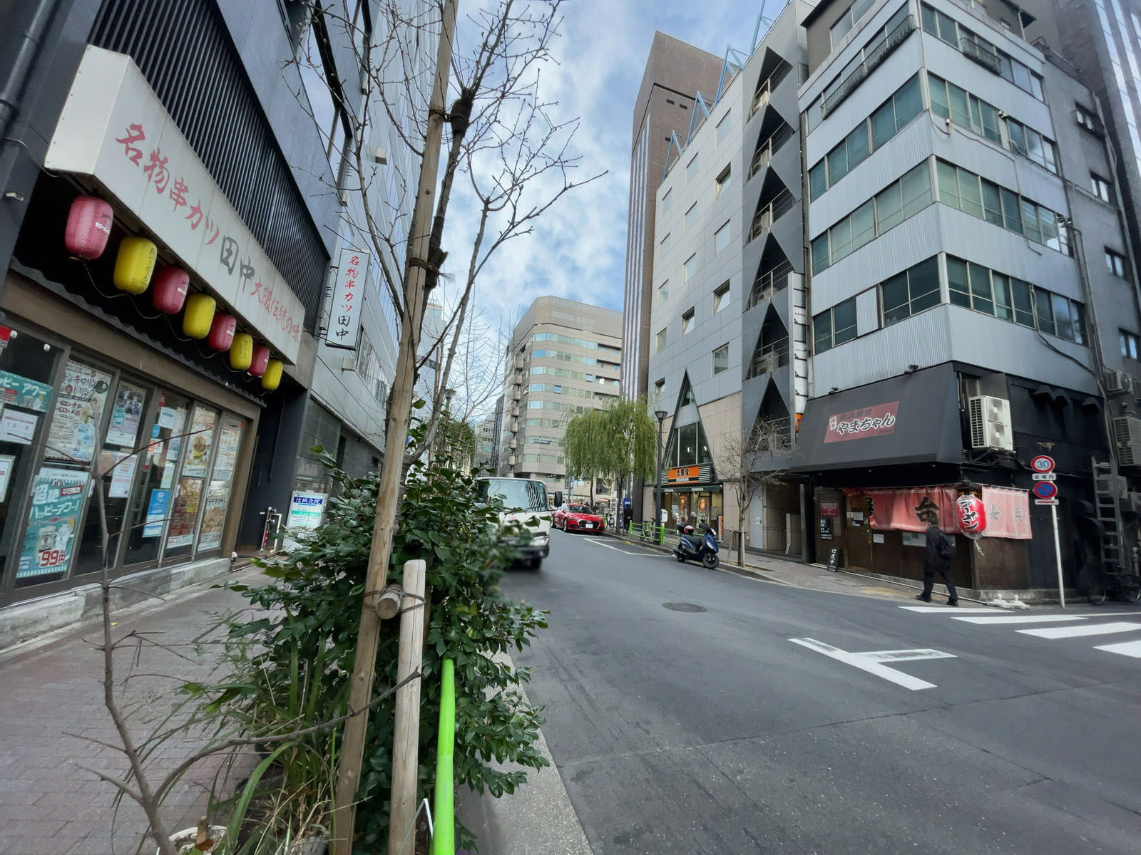 ウィンド銀座ビル前面の通り