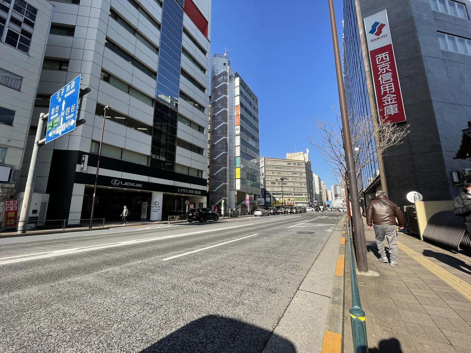 THE HUB 新宿 BASE前面の通り