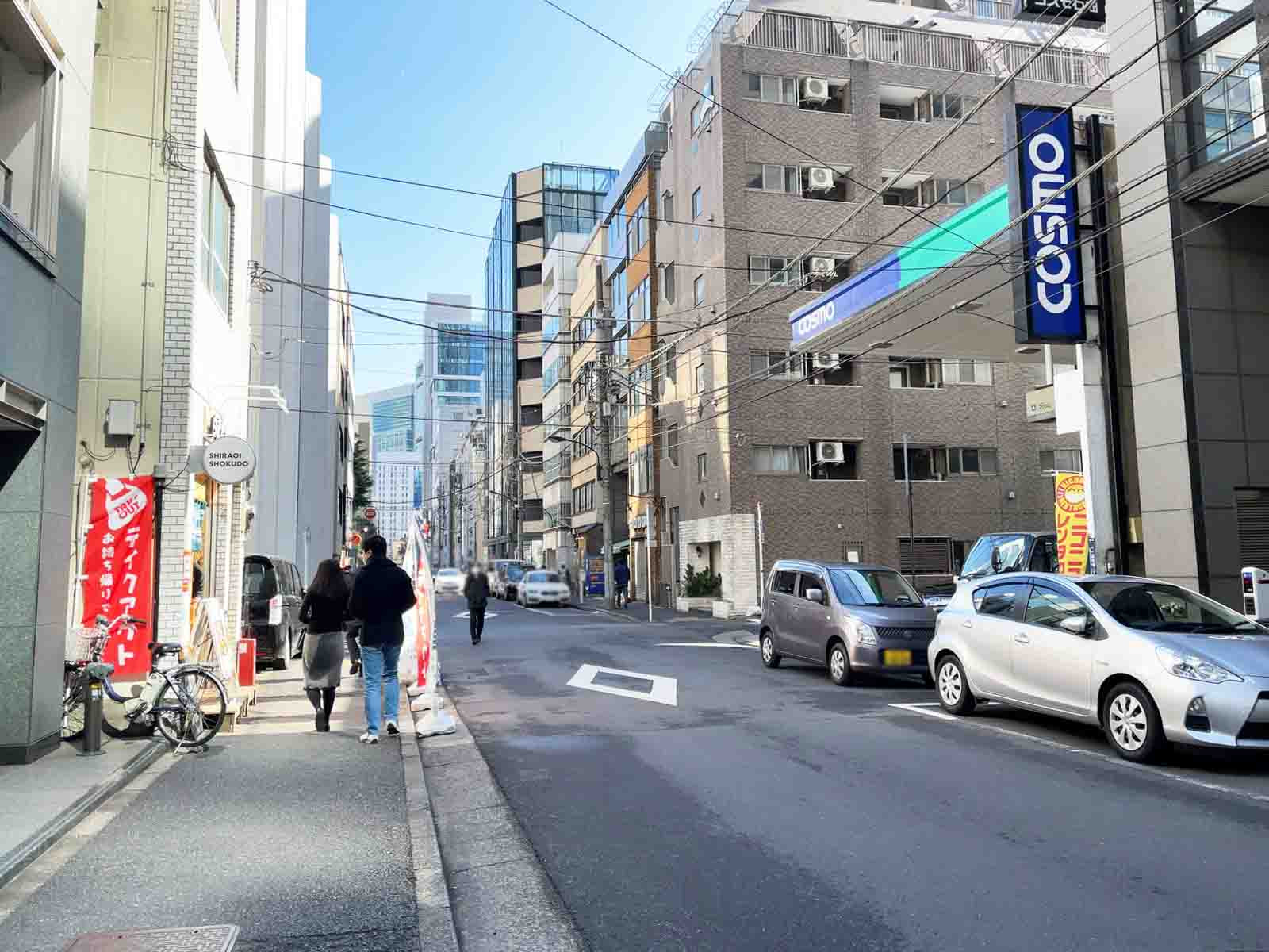 新橋NKKビル前面の通り