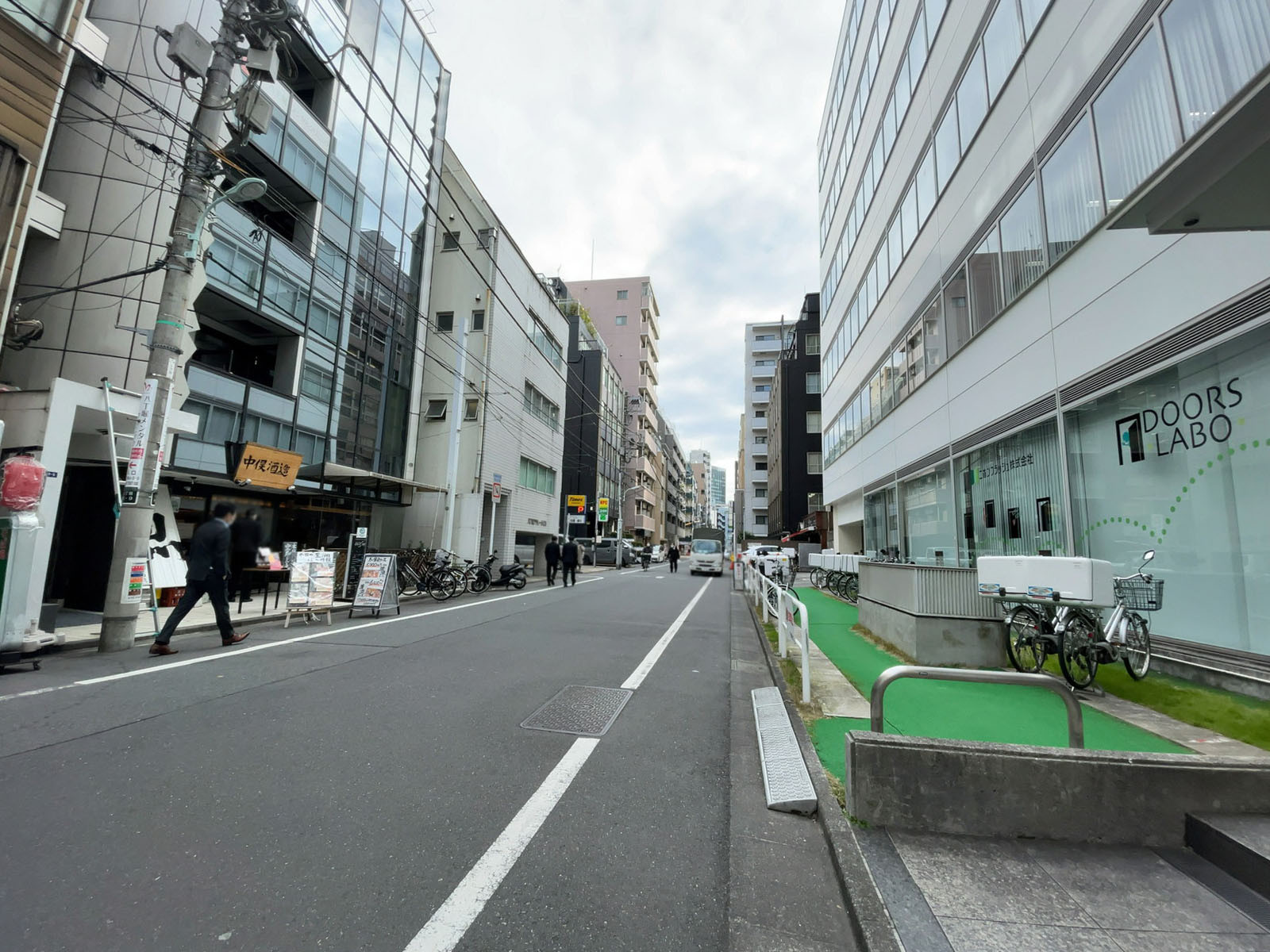 八丁堀岡谷ビル前面の通り