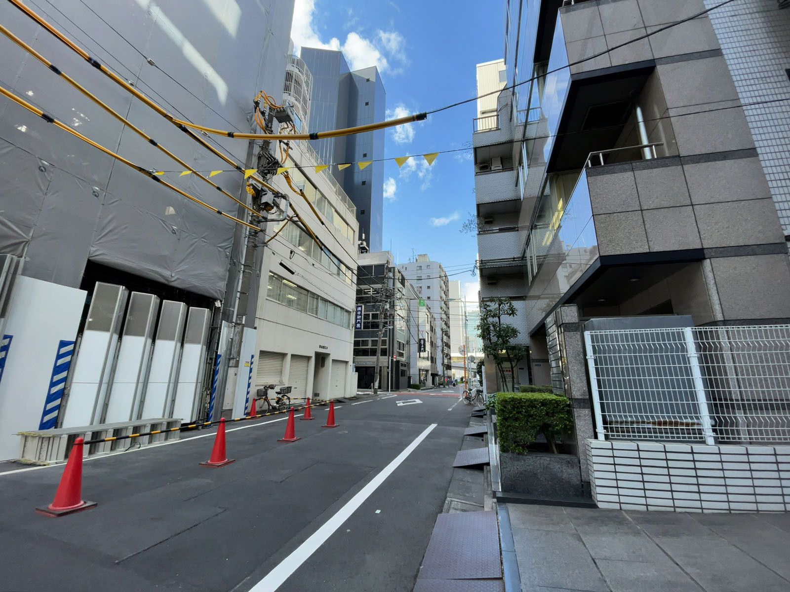 泰和ビル前面の通り