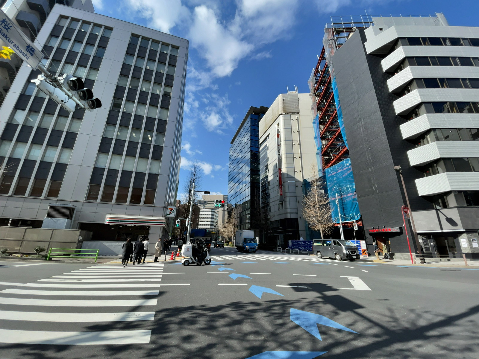 至近の鍛冶橋通り